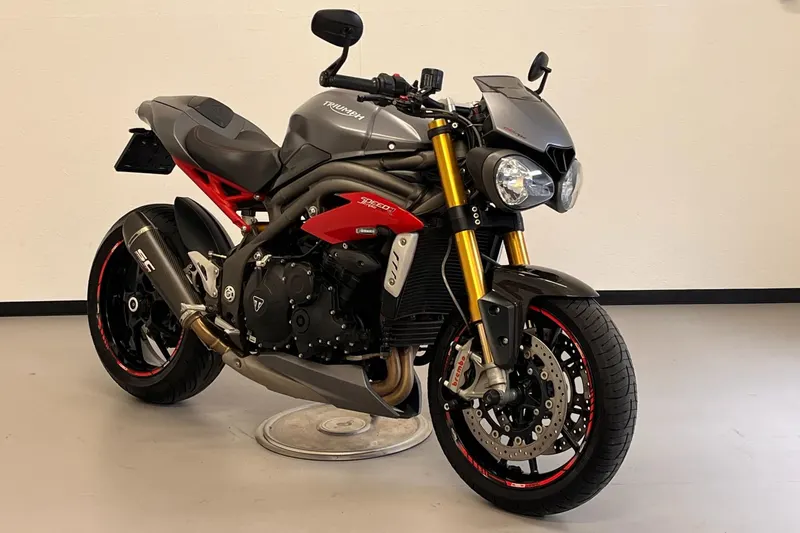 Triumph Speed TRIPLE R (2016)