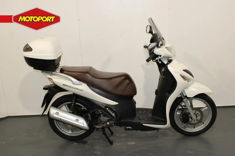 Suzuki UX150 Sixteen (2008)