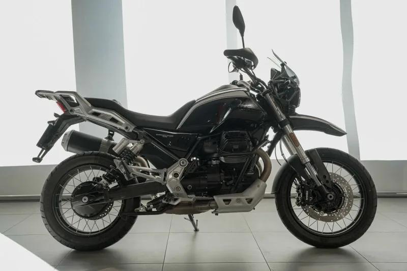 Moto Guzzi V85 TT Travel (2023) — foto 1