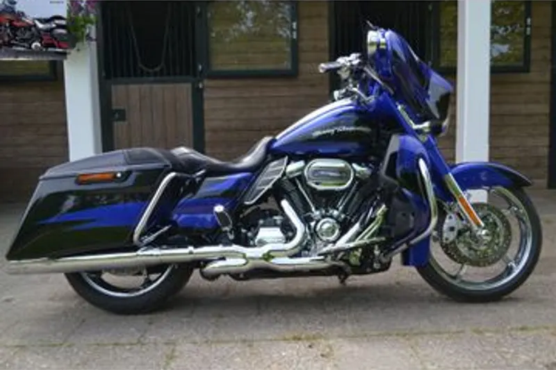 HARLEY-DAVIDSON STREET GLIDE CVO FLHXSE (2017)
