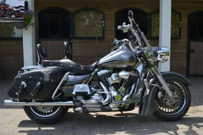 HARLEY-DAVIDSON ROAD KING CLASSIC FLHRC (2010)