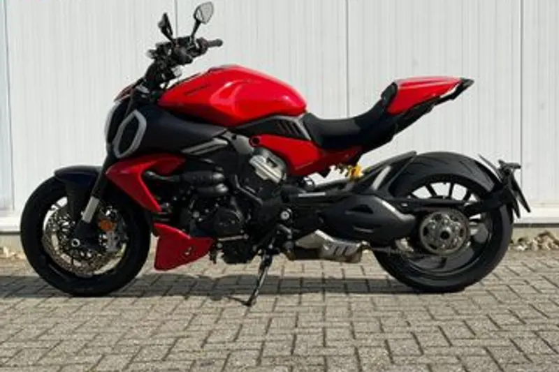 Ducati Diavel V4 (2023)
