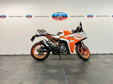 KTM RC 125 (2023) — foto 1