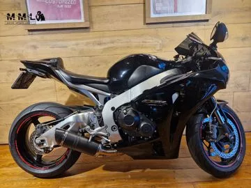 Honda CBR 1000 RR Fireblade (2011) — foto 1