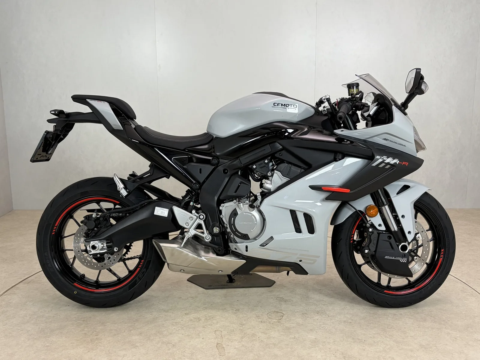 CFMoto 675SR-R (2026) — foto 1