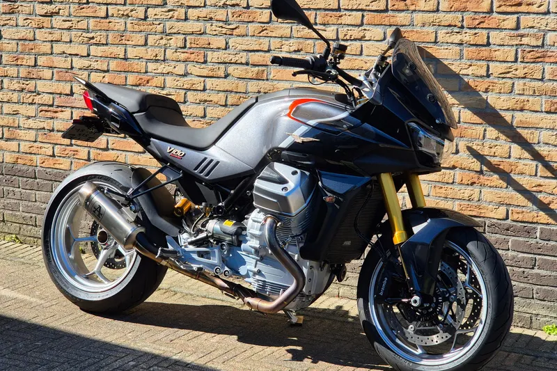 Moto Guzzi V100 Mandello (2023)