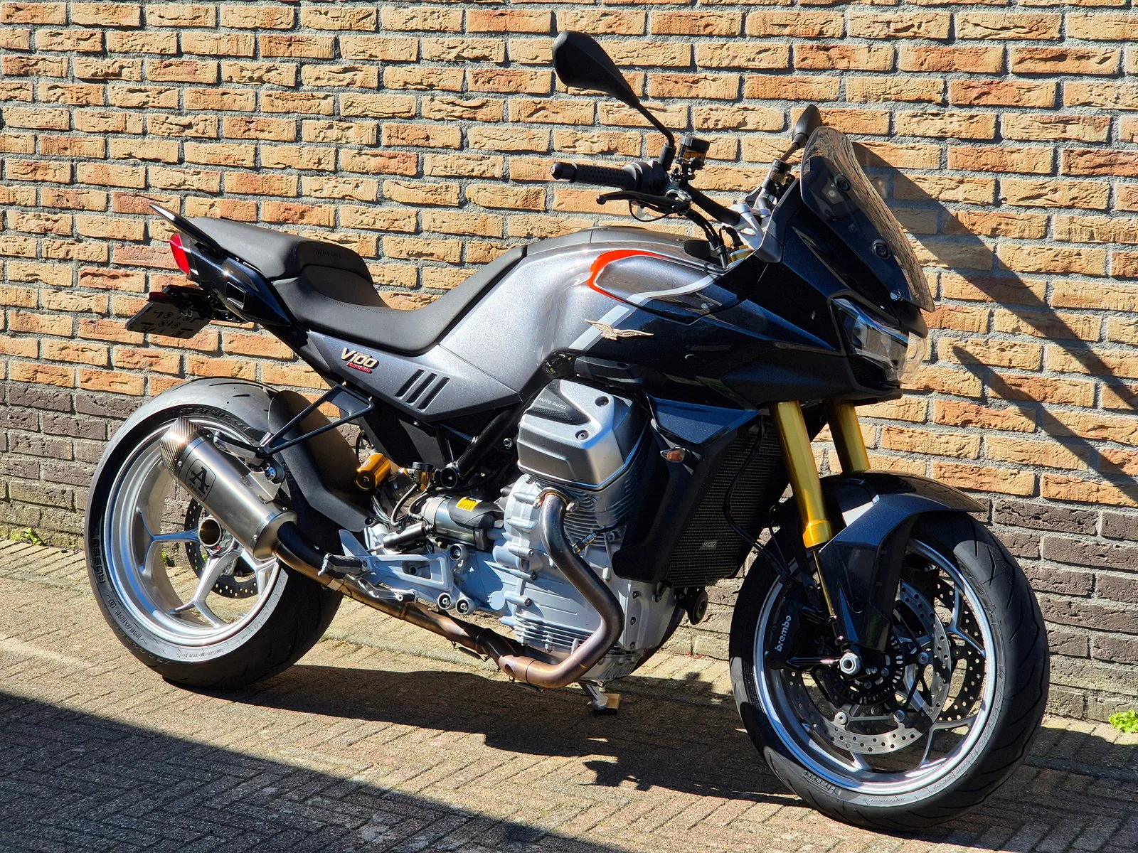 Moto Guzzi V100 Mandello (2023) — foto 1