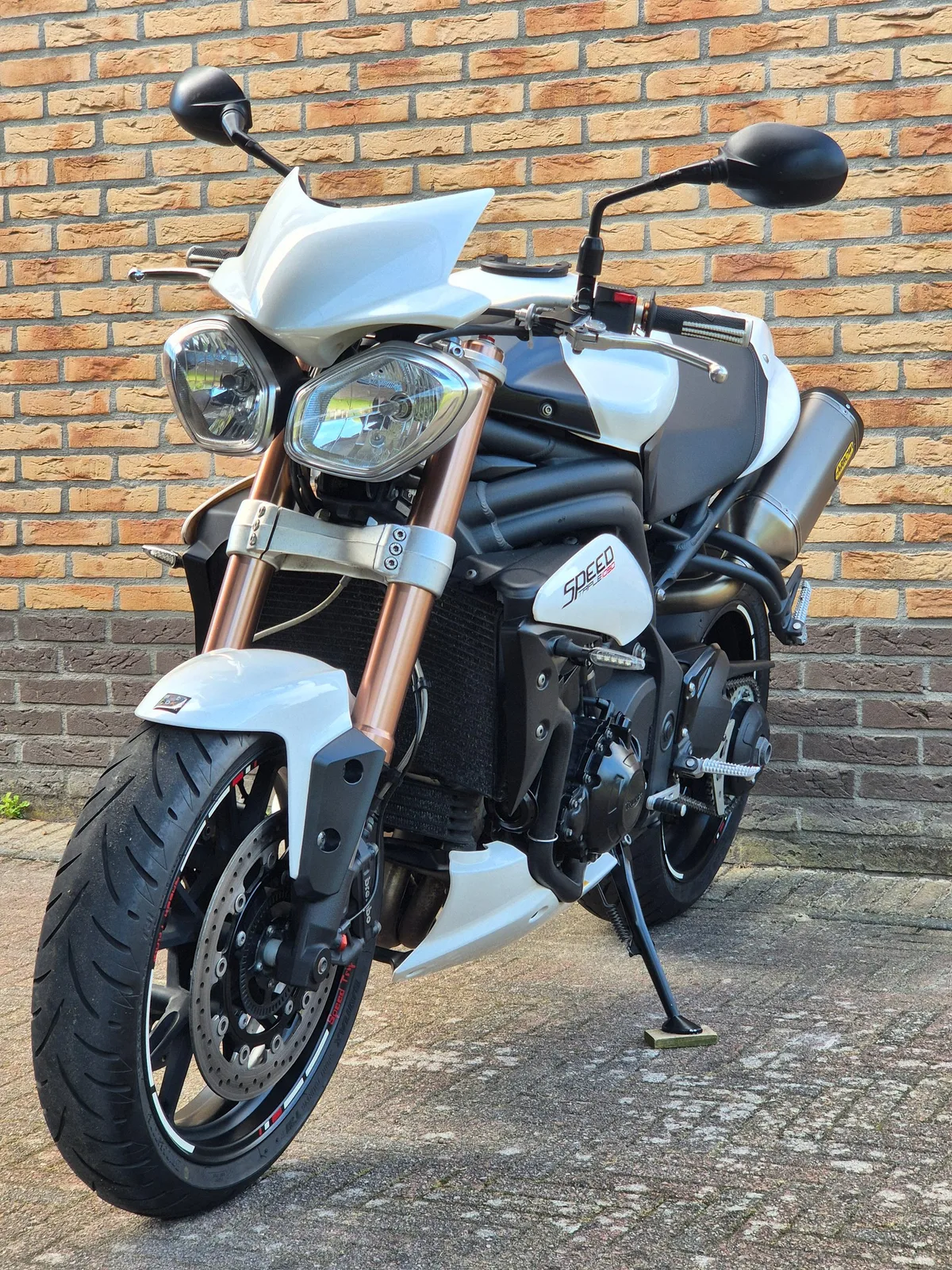 Triumph Speed Triple 1050 (2011) — foto 1