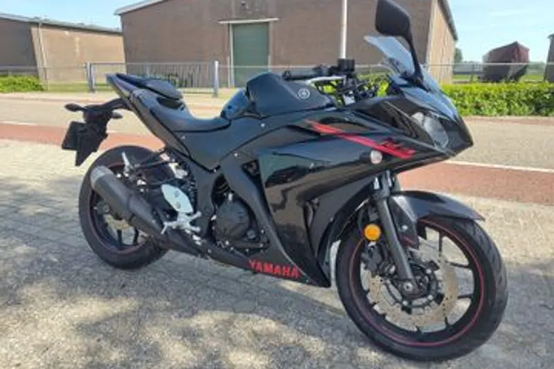 YAMAHA YZF R3 (2015)