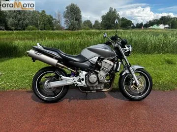 Honda CB 900 F HORNET (2002) — foto 1