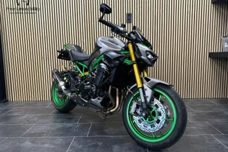KAWASAKI Z900 SE PERFORMANCE (2025)