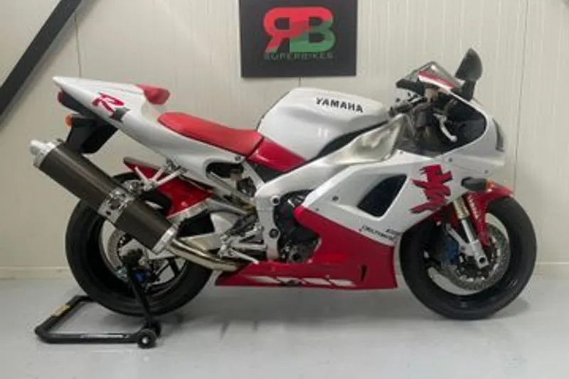 YAMAHA YZF R1 (1998)