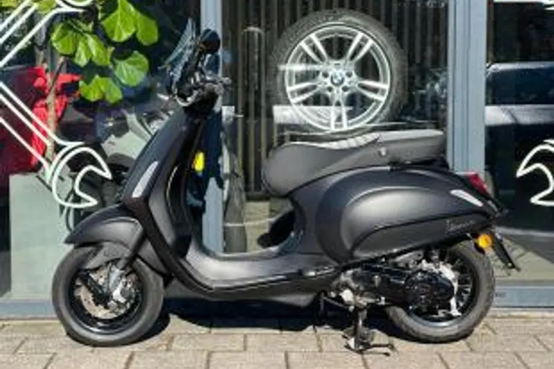 Vespa - Bromscooter Sprint 4T Notte Geel (2020)