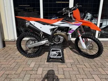 KTM 450 SX-F (2024) — foto 1