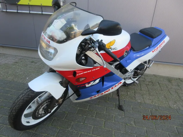 Honda VFR 400 NC24 (1988) — foto 1