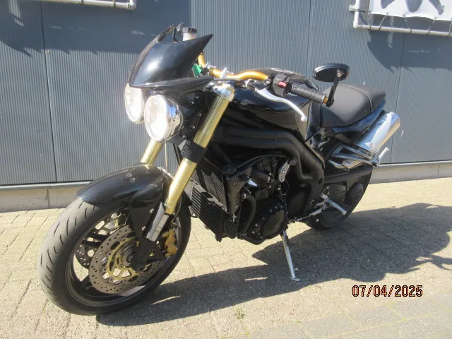 Triumph Speed Triple 1050 (2005) — foto 1