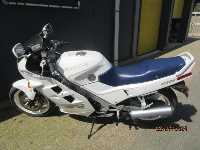 Honda VFR 750 F (1988) — foto 1