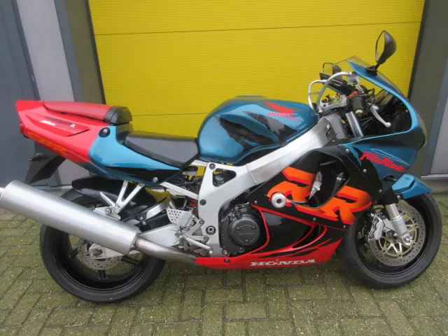 Honda CBR 900 Fireblade (1999) — foto 1