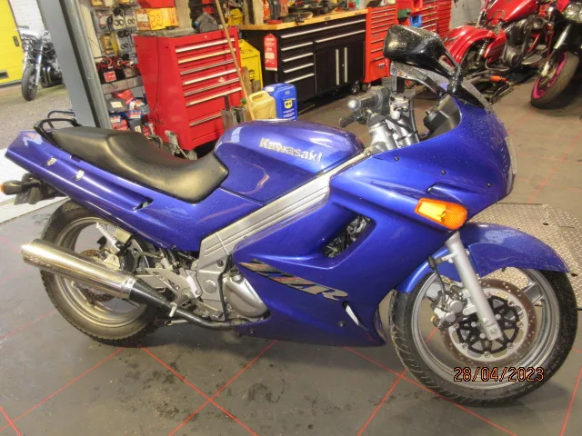 Kawasaki ZZ-R 250 (2004) — foto 1