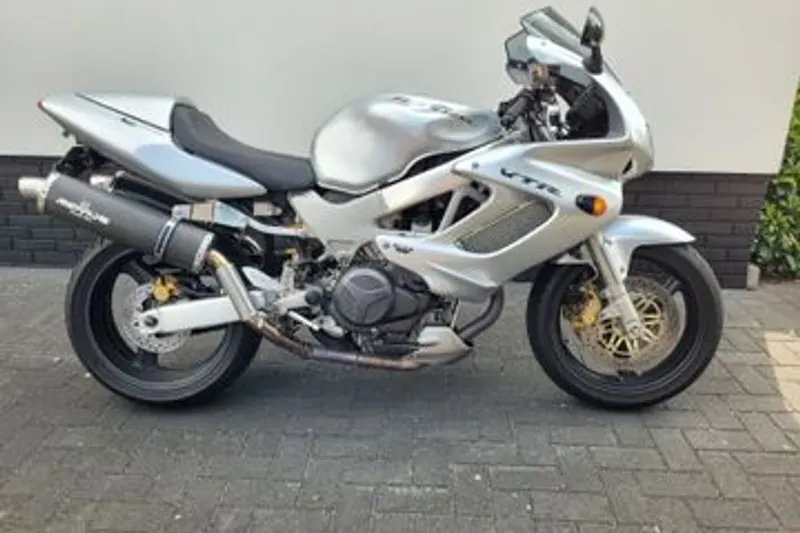 Honda VTR 1000 Firestorm -Remus -nette (1999)