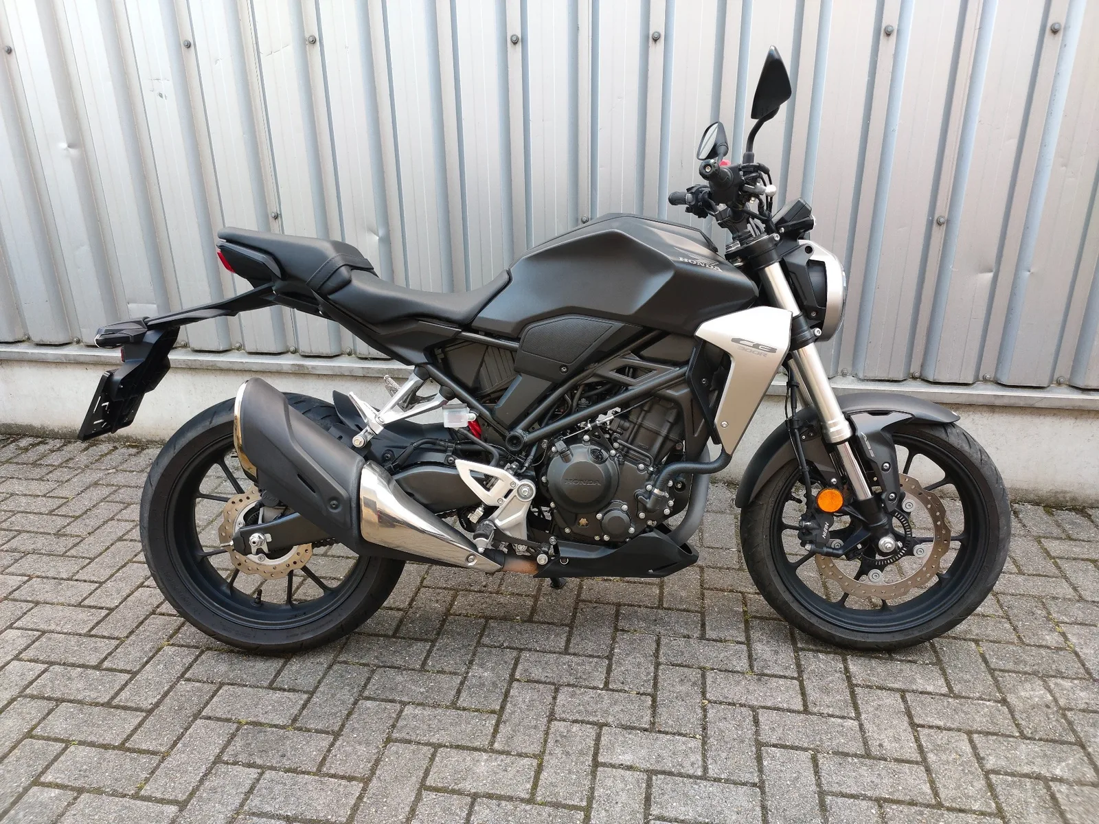 Honda CB400 (2020) — foto 1