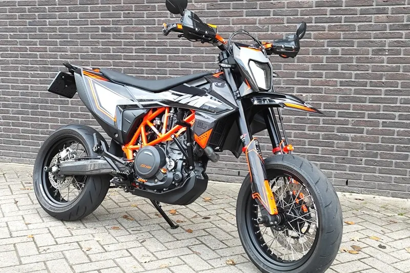 KTM 690 SMC (2022)