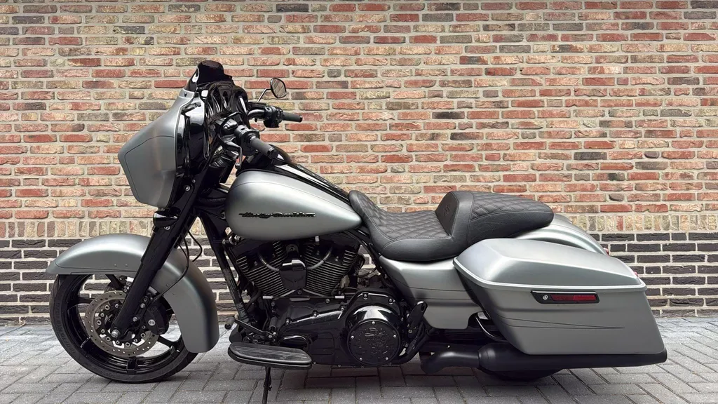 Harley-Davidson Street Glide (2016) — foto 1