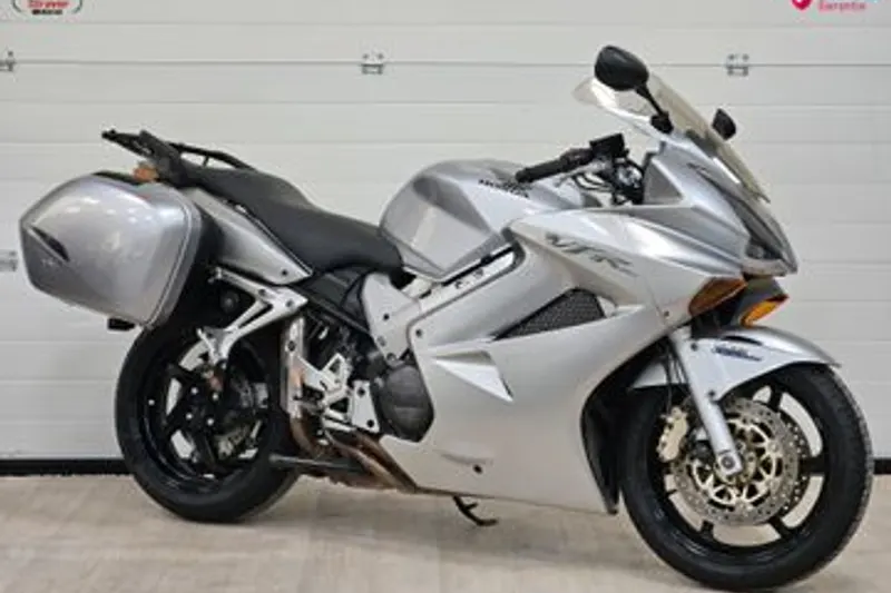 Honda VFR 800F V TEC (2004)