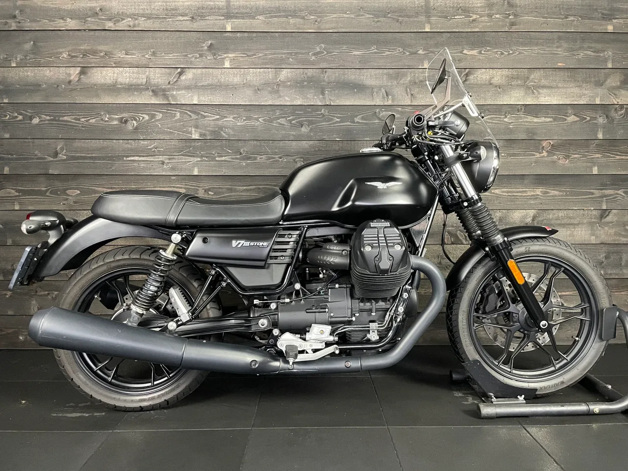 Moto Guzzi V7 III Stone (2017) — foto 1
