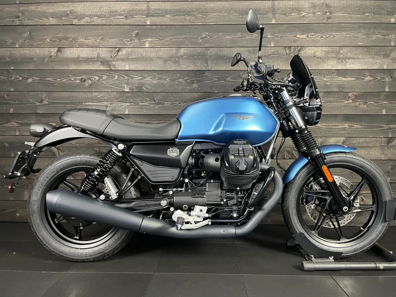 Moto Guzzi V7 Stone (2025) — foto 1