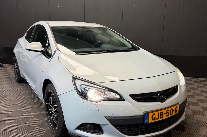 Opel Astra (2012)