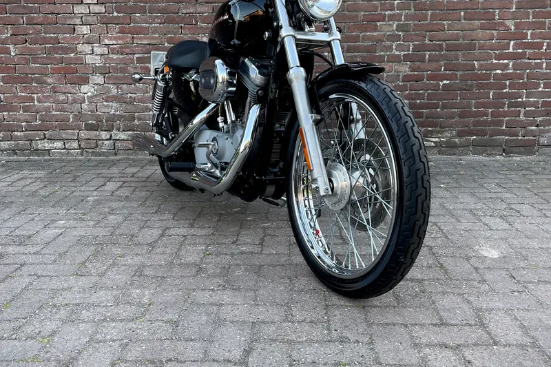 Harley-Davidson CUSTOM 883 (2004)