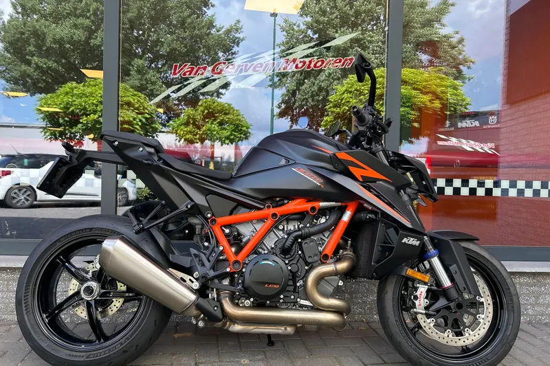 KTM 1390 Zo goed als KTM 1390 SUPER DUKE R EVO. Voorzien van het Techpack. motor dus eventueel ook zakelijk te rijden (2026)