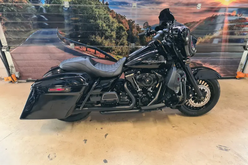 Harley-Davidson FLHTCU STREET GLIDE LOOK (2010)