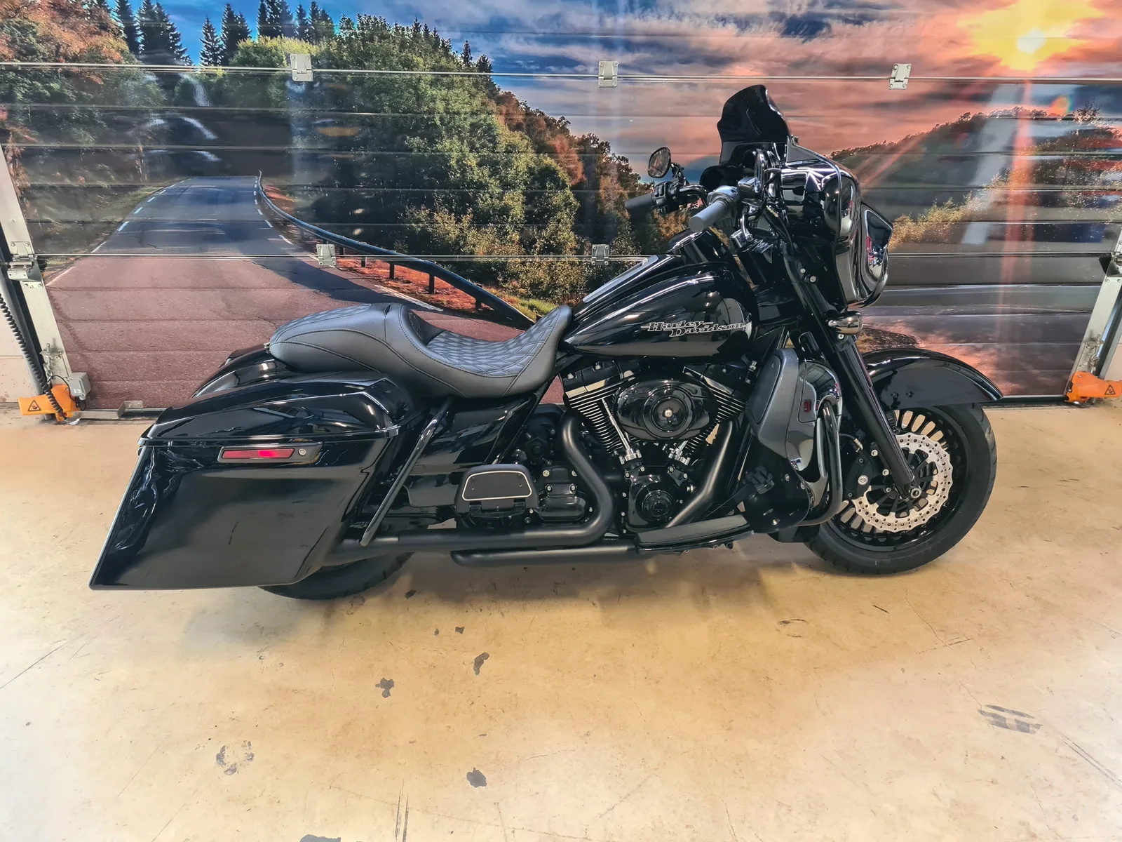 Harley-Davidson FLHTCU STREET GLIDE LOOK (2010) — foto 1