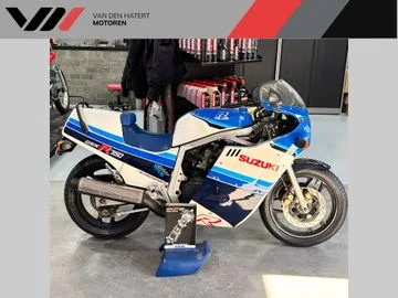 Suzuki GSX-R750 (1985) — foto 1