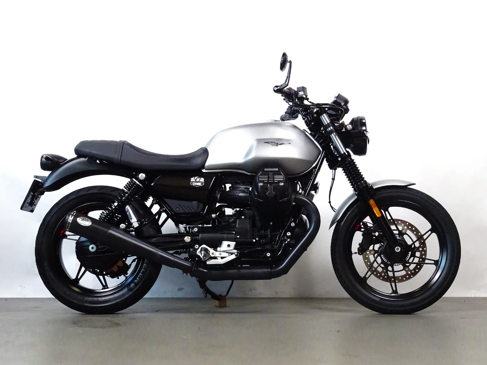 Moto Guzzi V7 Stone (2023) — foto 1
