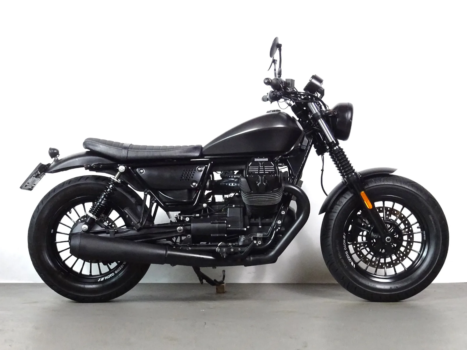 Moto Guzzi V9 Bobber (2016) — foto 1